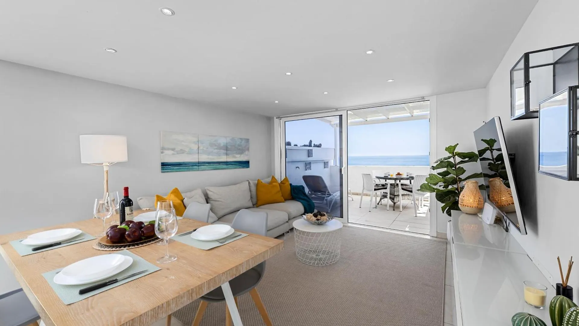 Stunning 2 Bedroom Duplex Close To Main Beach With Seaviews Puerto del Carmen Apartman